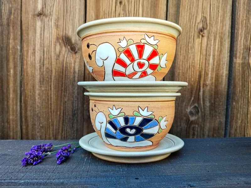 MISKA  bez oušek šnek červený