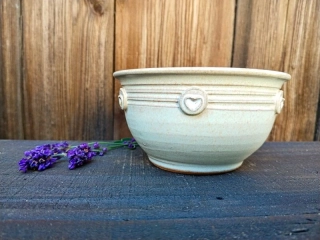 MISKA béžová 400ml bílé srdíčko